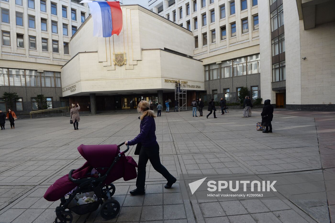 Board "Verkhovna Rada" dismantled from Crimea's Parliament building