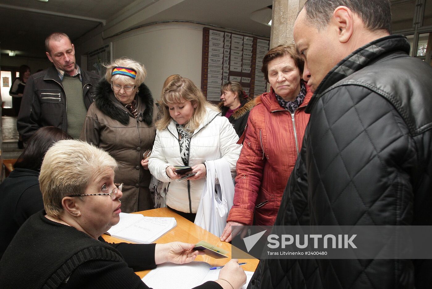 Crimean residents submit documents to be issued Russian passports