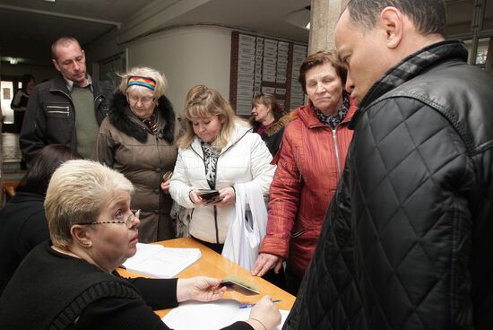 Crimean residents submit documents to be issued Russian passports