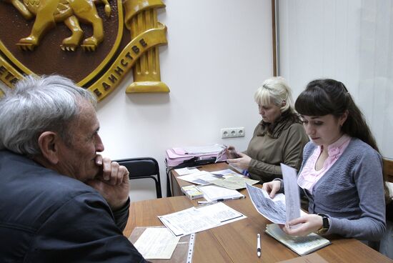 Crimean residents submit documents to be issued Russian passports