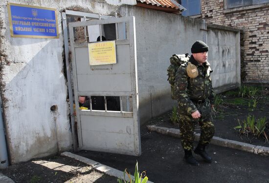 Ukrainian Navy Coastal Defense Brigade leaves military unit in Perevalnoe village