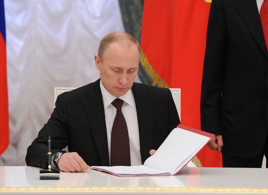 Putin signs decree on formation of Crimean Federal District of the Russian Federation