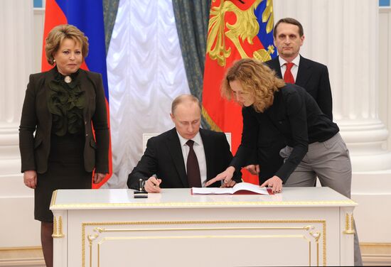 Putin signs decree on formation of Crimean Federal District of the Russian Federation