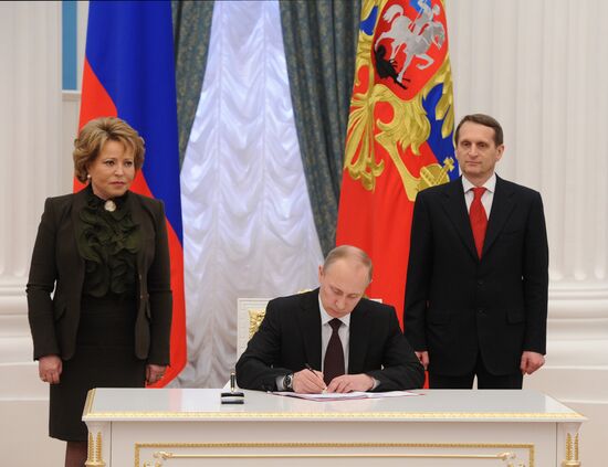 Putin signs decree on formation of Crimean Federal District of the Russian Federation