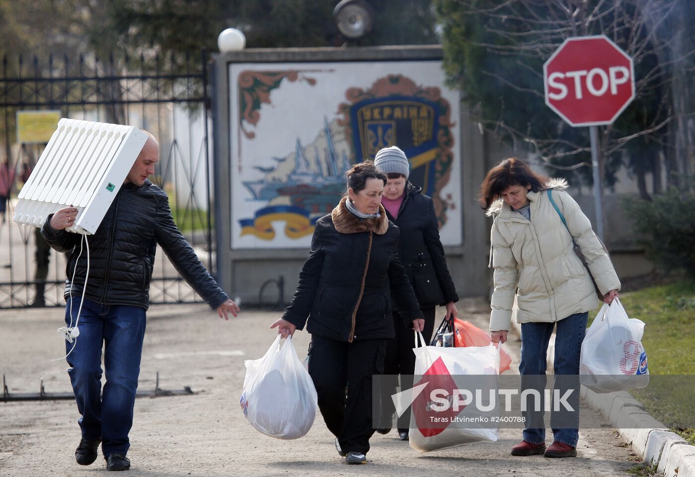 Ukrainian Navy Coastal Defense Brigade leaves military unit in Perevalnoe village