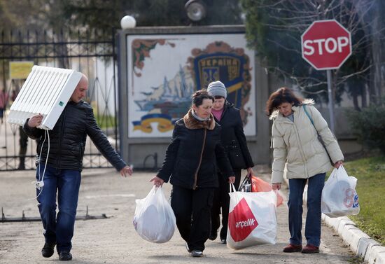 Ukrainian Navy Coastal Defense Brigade leaves military unit in Perevalnoe village
