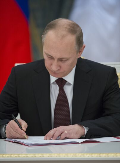 Putin signs decree on formation of Crimean Federal District of the Russian Federation