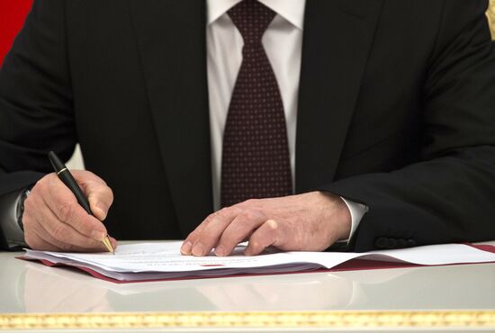 Putin signs decree on formation of Crimean Federal District of the Russian Federation