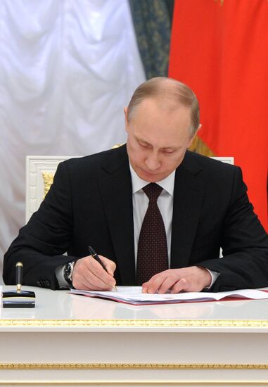 Putin signs decree on formation of Crimean Federal District of the Russian Federation