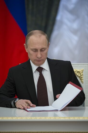 Putin signs decree on formation of Crimean Federal District of the Russian Federation