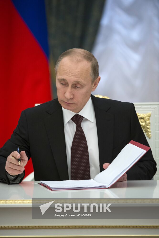 Putin signs decree on formation of Crimean Federal District of the Russian Federation