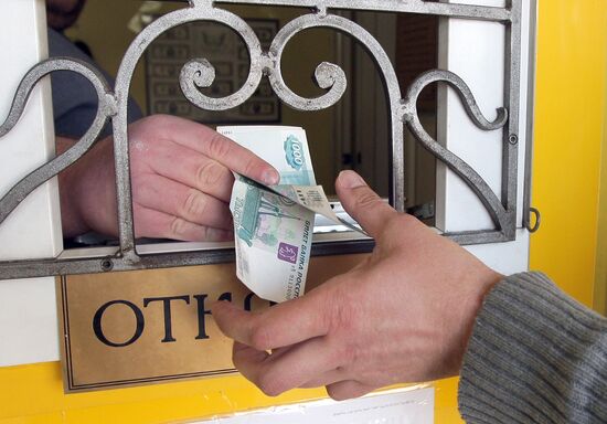 Russian ruble begins official circulation in Crimea