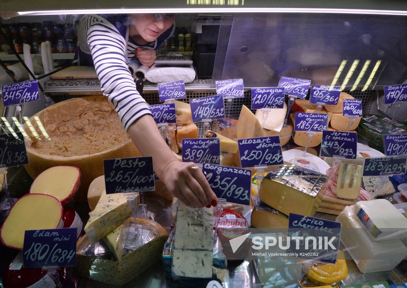 Russian ruble begins official circulation in Crimea
