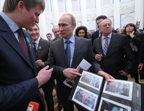 Vladimir Putin presents awards to workers of culture