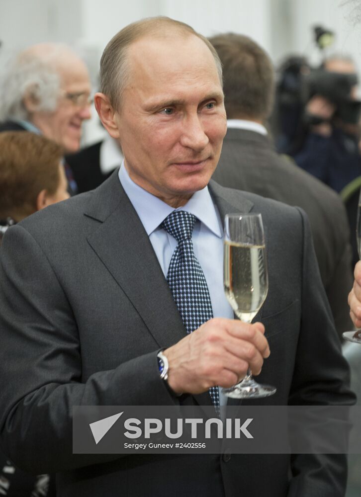 Vladimir Putin presents awards to workers of culture