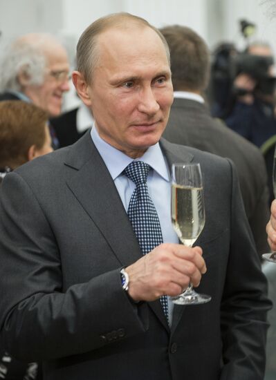 Vladimir Putin presents awards to workers of culture