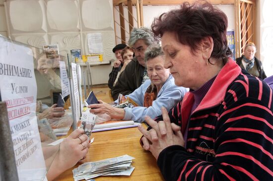 Residents of Crimea receive pensions in Russian roubles