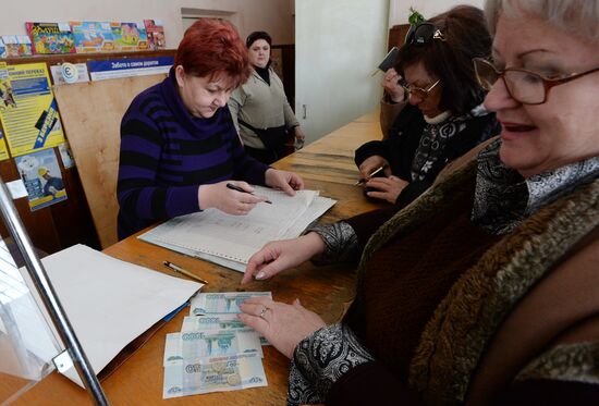 Residents of Crimea receive pensions in Russian roubles