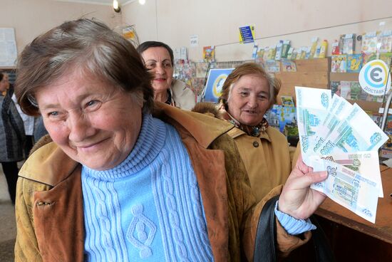 Residents of Crimea receive pensions in Russian roubles