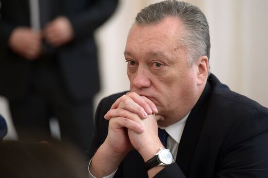 Vladimir Putin meets with senior members of the Federation Council