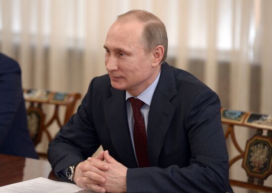 Vladimir Putin meets with senior members of the Federation Council