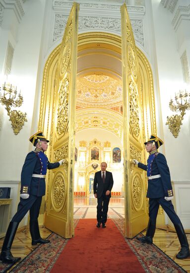 Vladimir Putin attends Kremlin reception presenting senior officers