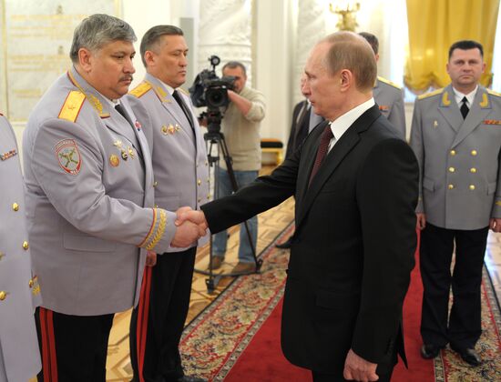 Vladimir Putin attends Kremlin reception presenting senior officers