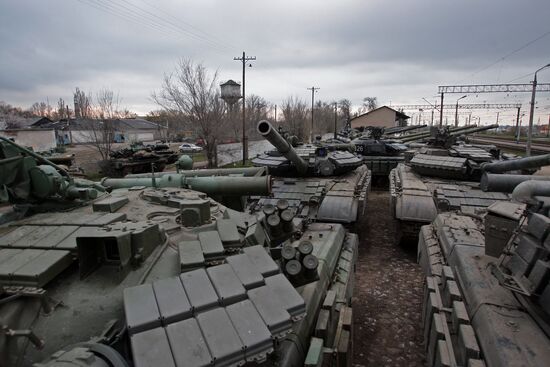 Tanks of the Ukrainian coastal defense forces leave Crimea.