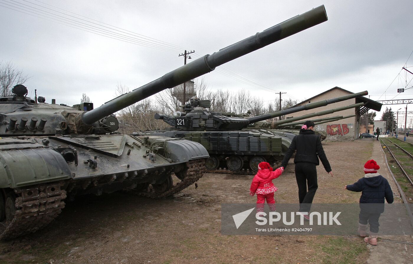 Tanks of the Ukrainian coastal defense forces leave Crimea.