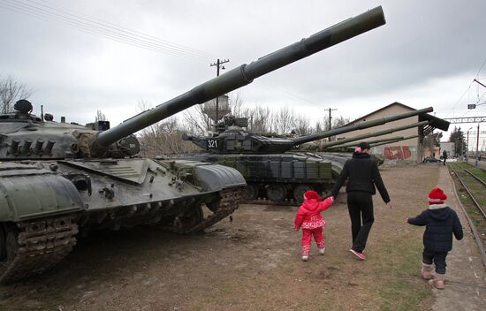 Tanks of the Ukrainian coastal defense forces leave Crimea.