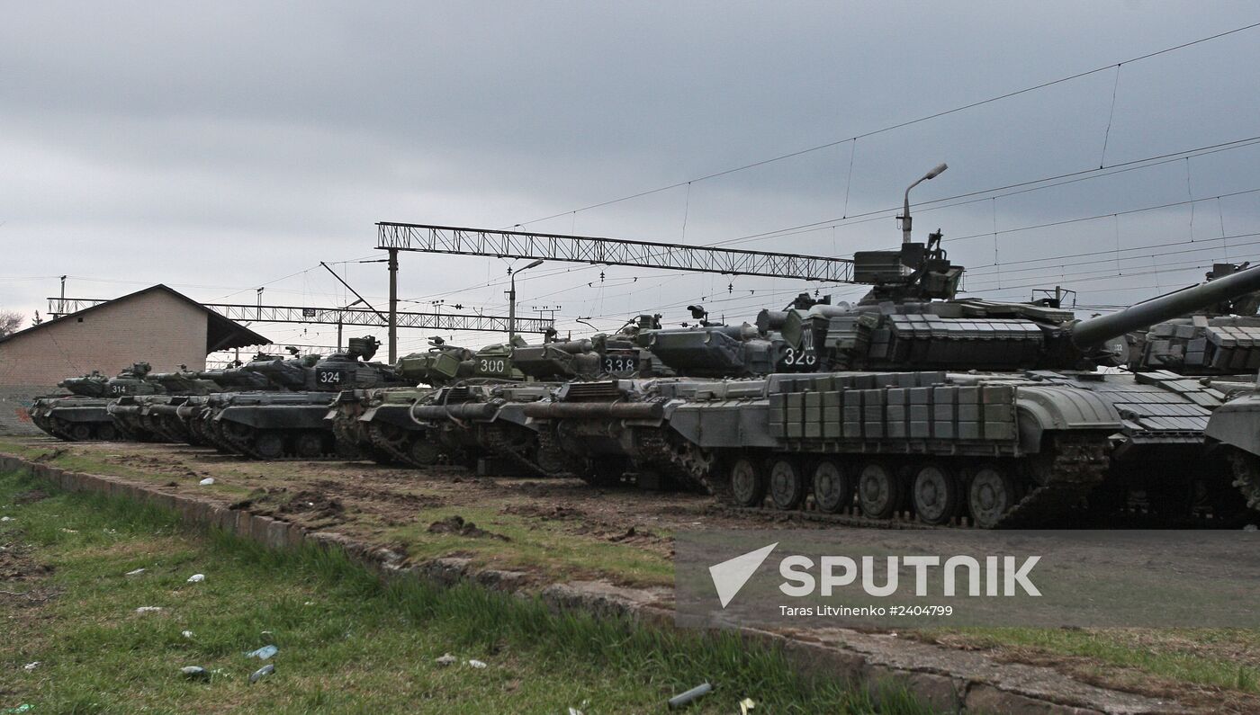 Tanks of the Ukrainian coastal defense forces leave Crimea.