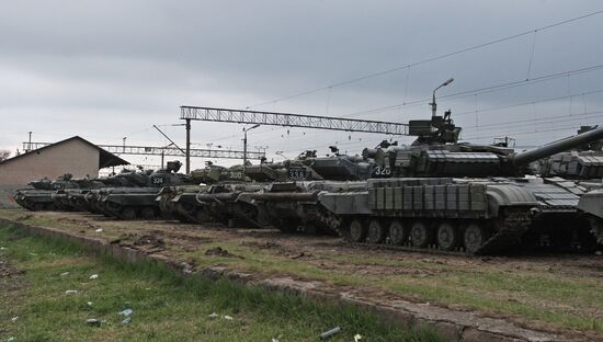 Tanks of the Ukrainian coastal defense forces leave Crimea.