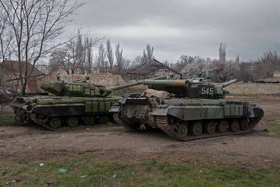 Tanks of the Ukrainian coastal defense forces leave Crimea.
