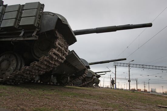 Tanks of the Ukrainian coastal defense forces leave Crimea.