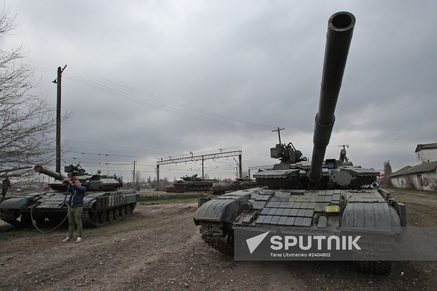 Tanks of the Ukrainian coastal defense forces leave Crimea.