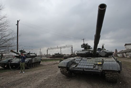 Tanks of the Ukrainian coastal defense forces leave Crimea.