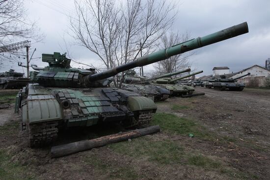 Tanks of the Ukrainian coastal defense forces leave Crimea.