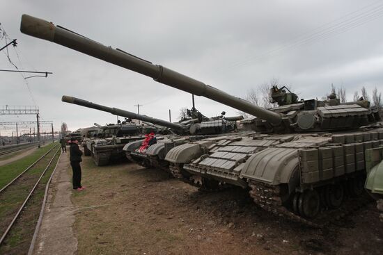 Tanks of the Ukrainian coastal defense forces leave Crimea.