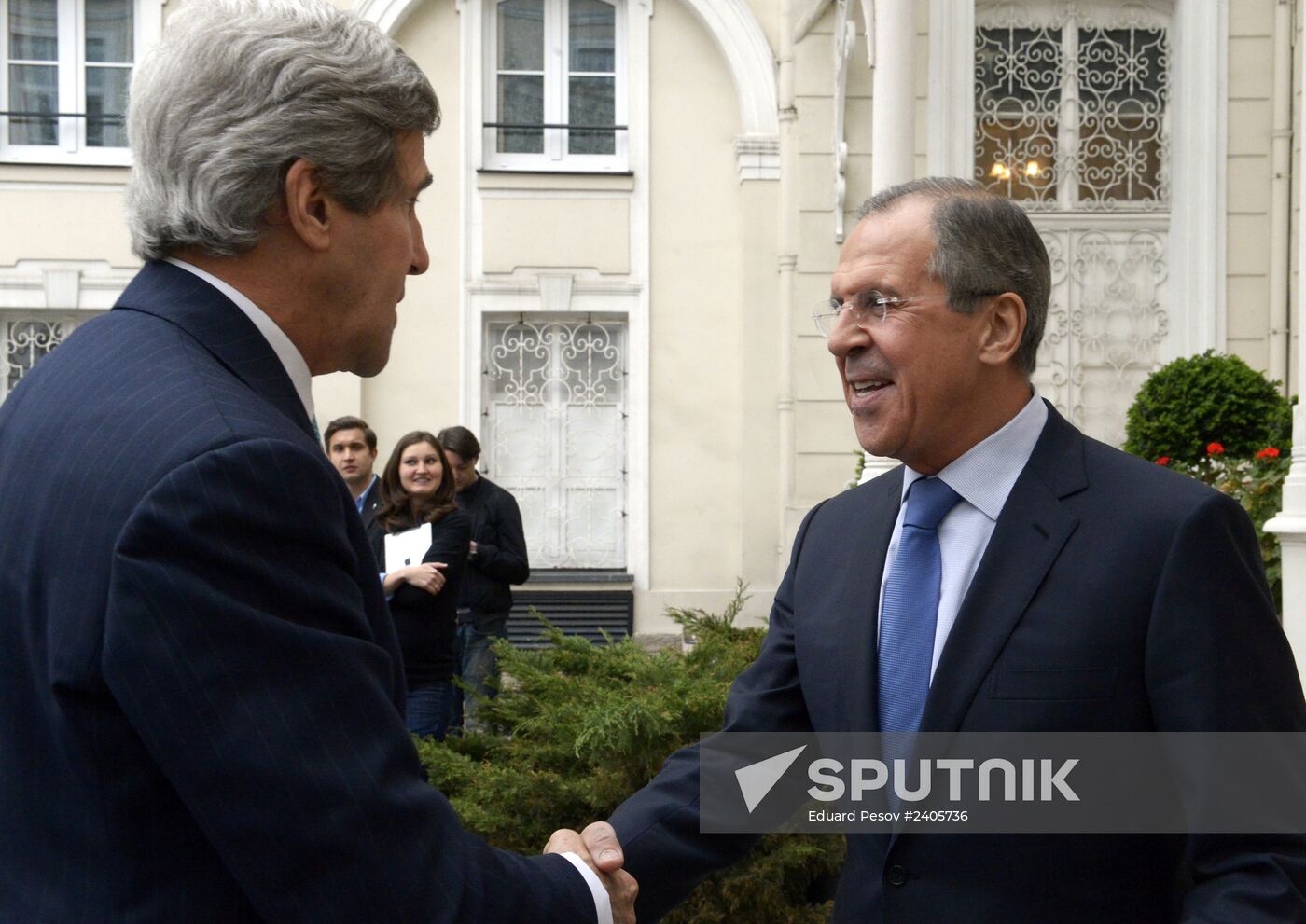 Sergei Lavrov and John Kerry meet in Paris