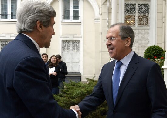 Sergei Lavrov and John Kerry meet in Paris