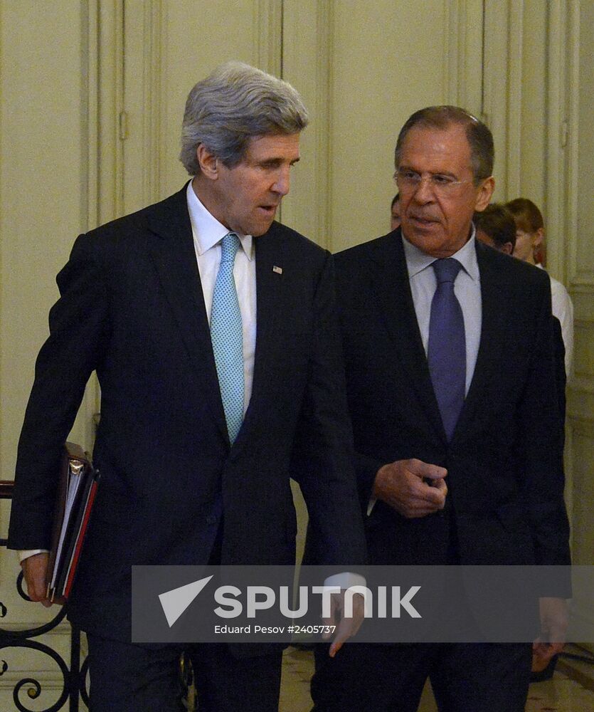 Sergei Lavrov and John Kerry meet in Paris