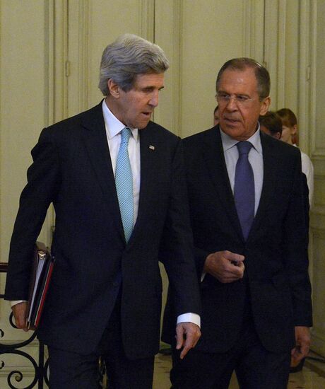 Sergei Lavrov and John Kerry meet in Paris