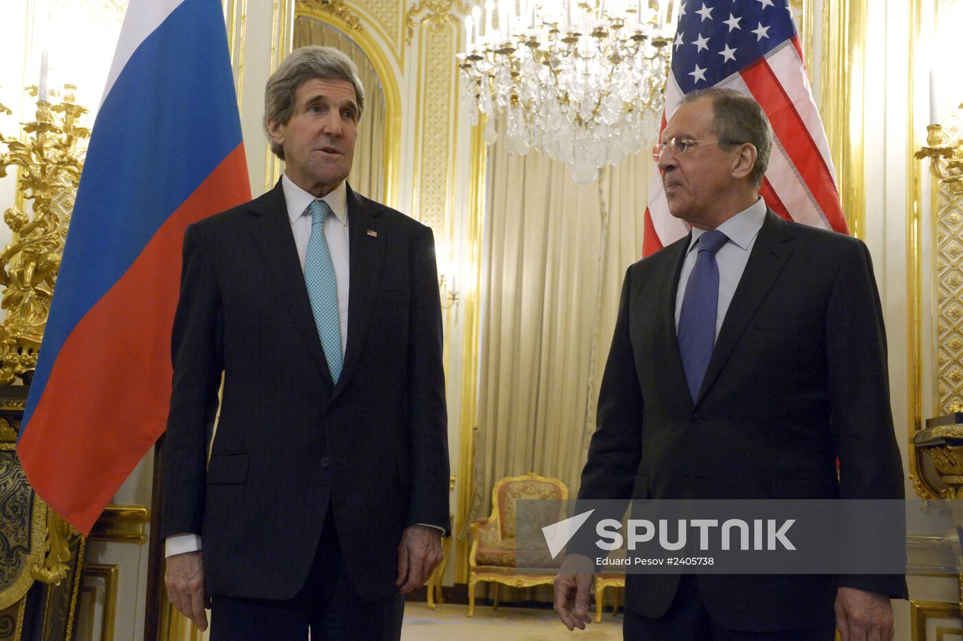 Sergei Lavrov and John Kerry meet in Paris