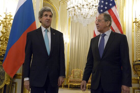 Sergei Lavrov and John Kerry meet in Paris