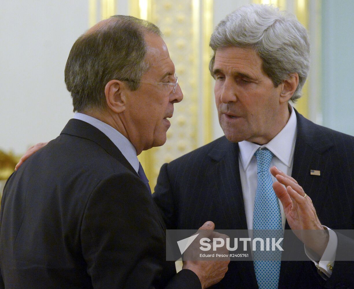 Sergei Lavrov and John Kerry meet in Paris