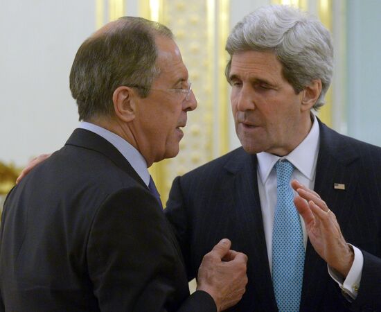 Sergei Lavrov and John Kerry meet in Paris