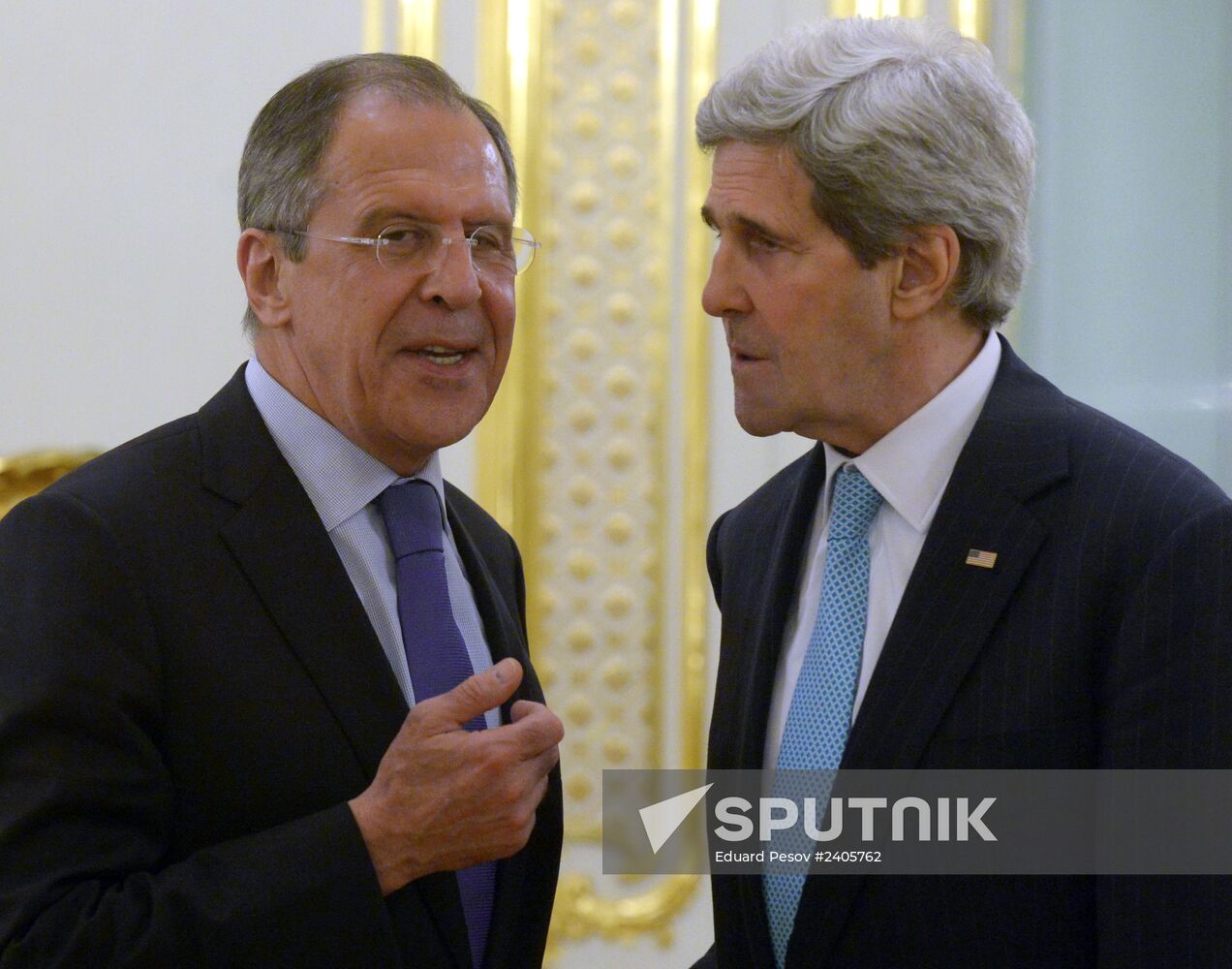 Sergei Lavrov and John Kerry meet in Paris