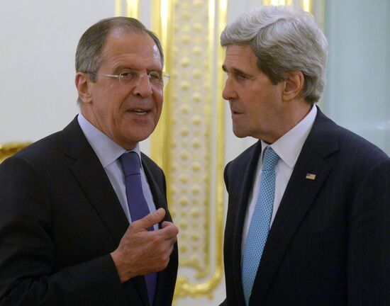 Sergei Lavrov and John Kerry meet in Paris