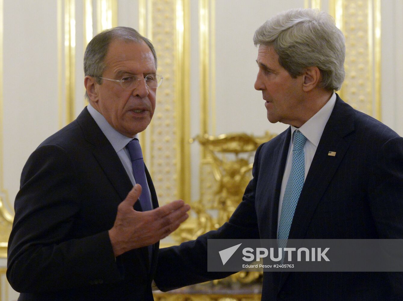 Sergei Lavrov and John Kerry meet in Paris