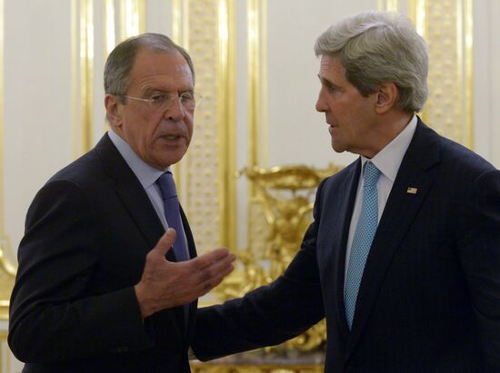 Sergei Lavrov and John Kerry meet in Paris
